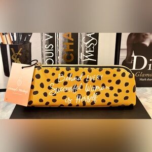 NWT PINEAPPLE SUNDAYS BEHIND EVERY SUCCESSFUL WOMAN IS HERSELF” Pencil Pouch
